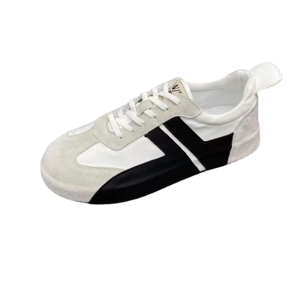 A pair of sports and leisure shoes with emery leather. The soles of the shoes are raised inside the shoes, and the old man&#039;s shoes are 7711.
