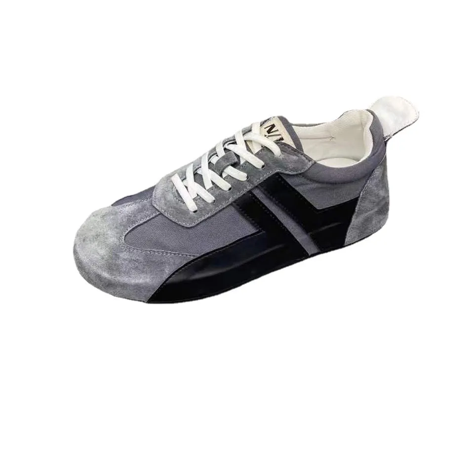 A pair of sports and leisure shoes with emery leather. The soles of the shoes are raised inside the shoes, and the old man&#039;s shoes are 7711.