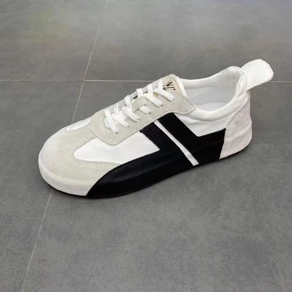 A pair of sports and leisure shoes with emery leather. The soles of the shoes are raised inside the shoes, and the old man&#039;s shoes are 7711.