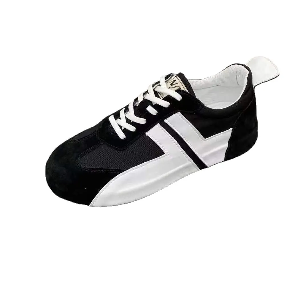 A pair of sports and leisure shoes with emery leather. The soles of the shoes are raised inside the shoes, and the old man&#039;s shoes are 7711.